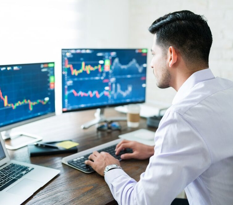 Um homem no computador estuda gráficos